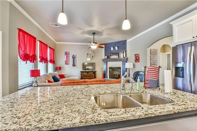 Foto del edificio - Stunning 4 Bed, 3 (Full) Bath in Norman