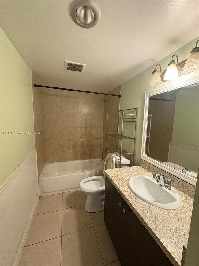 Building Photo - 4160 Inverrary Dr