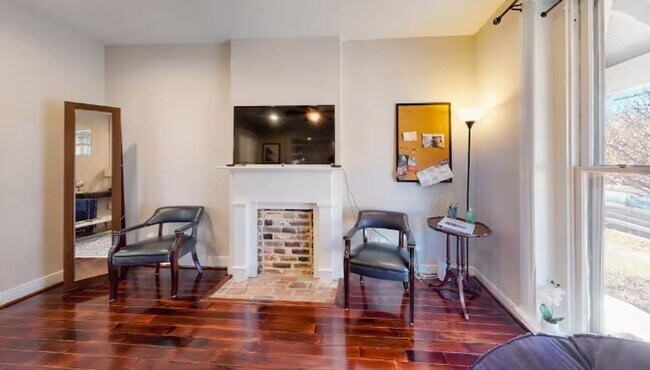 Foto del edificio - Charming 2BR House in Richmond