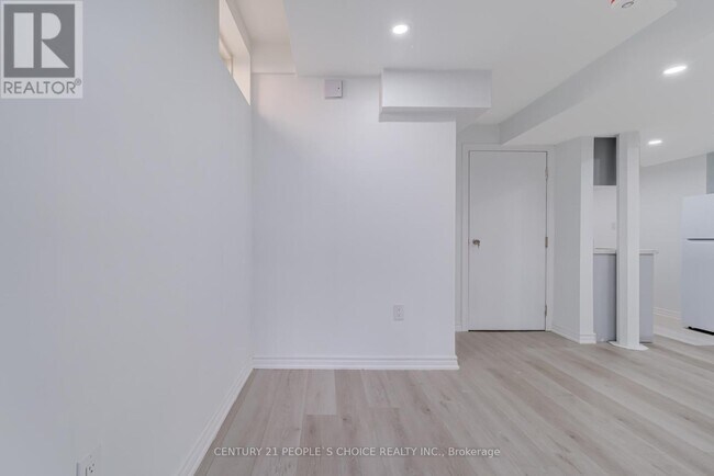 Building Photo - 25 Drummondville Dr