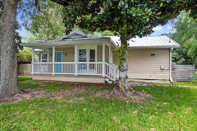 Building Photo - Charming Coastal Living in Downtown Ocean ...