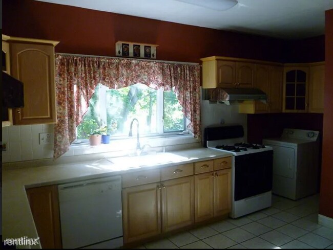 Foto del edificio - 6 br, 3 bath Duplex - 12 Verndale St 1