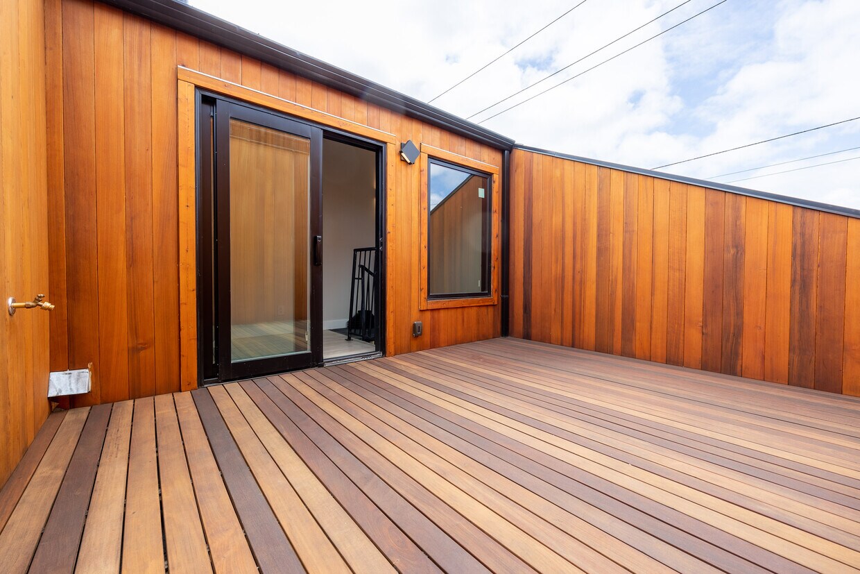 Private Roof Deck - 700 Fruitvale Ave