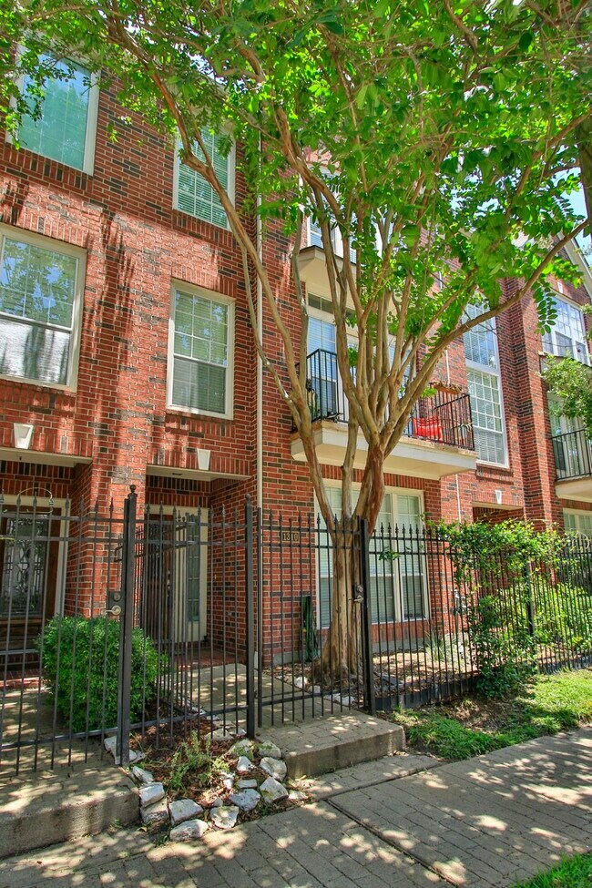 Foto del edificio - 1310 W Webster St