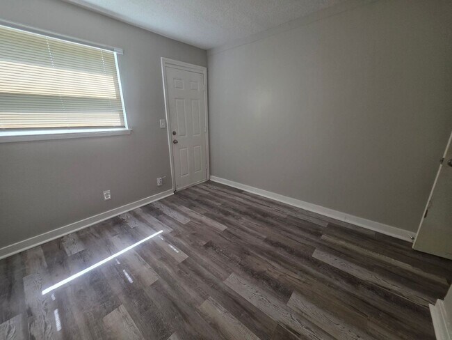 Foto del edificio - Charming & Light-Filled 2-Bedroom Duplex!