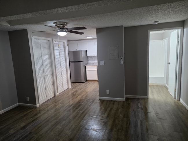 Building Photo - 734 N Country Acres Ave