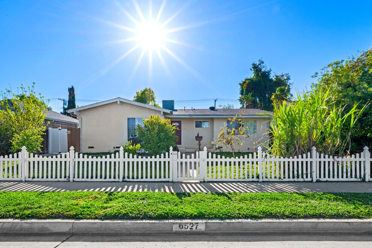Foto principal - 6527 Woodlake Ave
