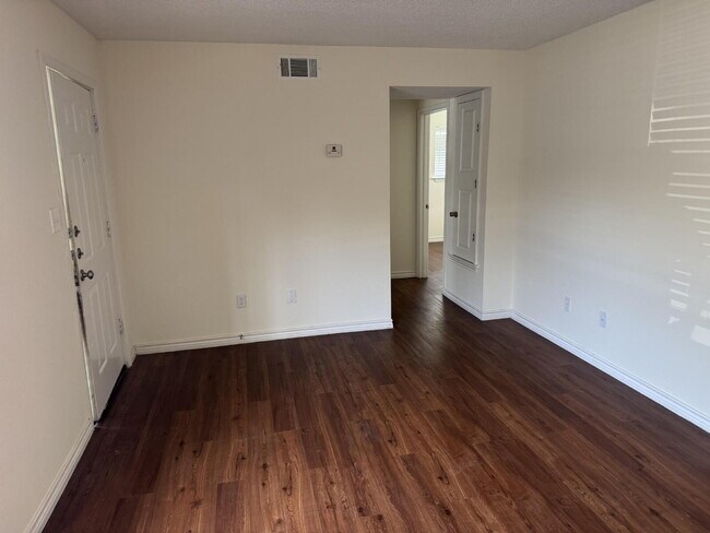 Foto del edificio - 728 Martindale Rd
