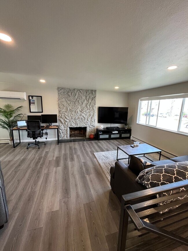 Foto del edificio - 1/2 Duplex in the very desirable West Arva...