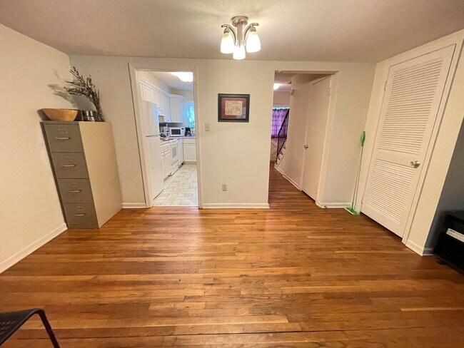 Foto del edificio - Incredible location! Fidelity Court offers comfort and convenience in the heart of Carrboro...