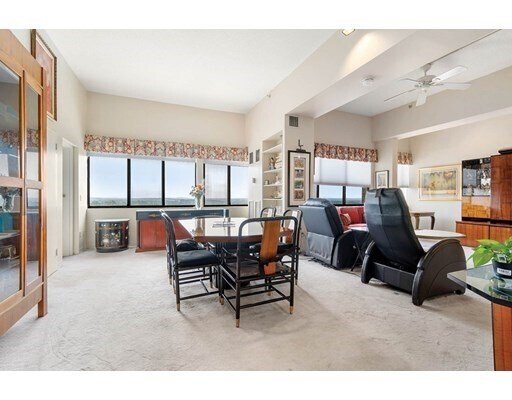 Foto del edificio - 250 Hammond Pond Pkwy