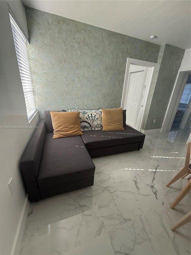 Foto del edificio - 8340 Crespi Blvd