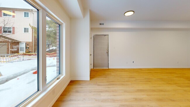 Photo du bâtiment - CLEAN AND MODERN TWO BEDROOM TWO BATH ON POND MILLS RD!