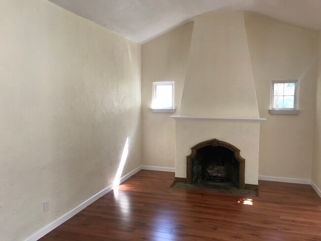 Building Photo - 1132 E Elmwood Ave