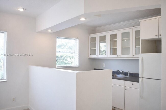 Building Photo - 1100 NE 9th Ave