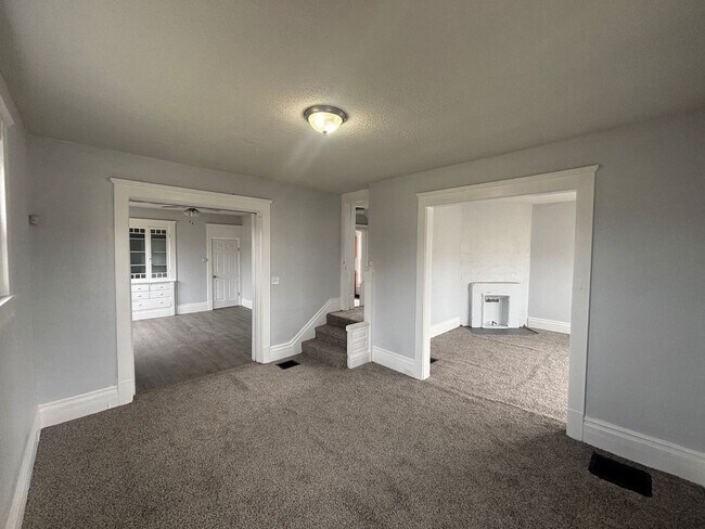 Foto del edificio - Charming 5-Bedroom Property in Prime Location