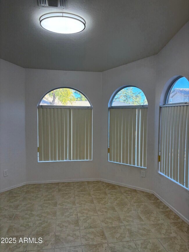 Foto del edificio - 2221 E Union Hills Dr