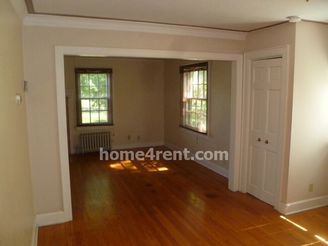 Building Photo - Huge Master Suite