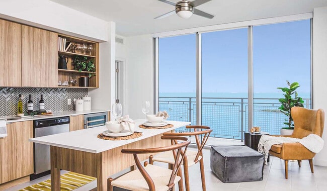 Las magníficas vistas y los desayunos con barra libre hacen que cada mañana sea relajante. - The Watermarc at Biscayne Bay