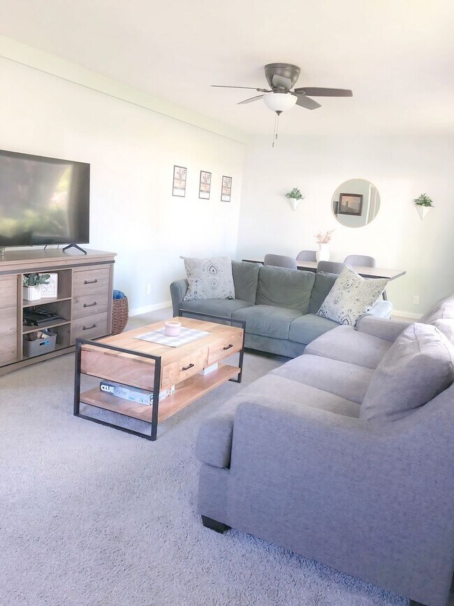 Foto del edificio - Charming & Cozy 3BR Retreat with Modern Touches in Quiet Des Moines Neighborhood