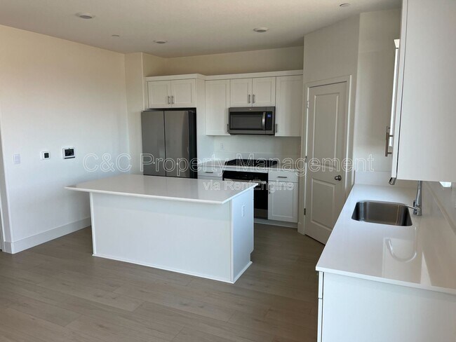 Foto del edificio - 383 Manhattan Dr