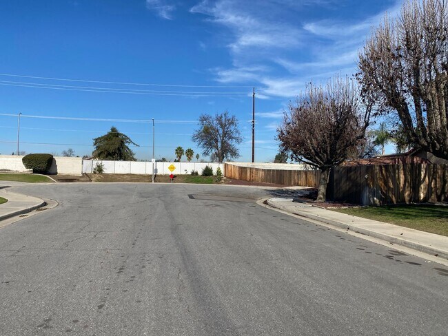 Foto del edificio - Get ready for Summer in this 3 BD 2 BA SW home with a Pool on a corner lot