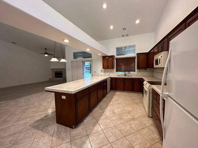 Foto del edificio - Very Spacious South East Visalia Home comi...