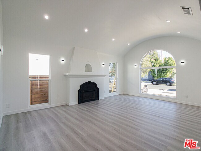 Foto del edificio - 3021 Wellington Rd