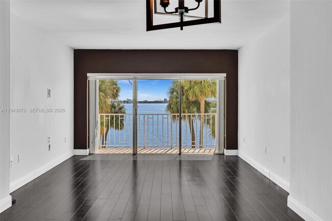 Foto del edificio - 500 Bayview Dr