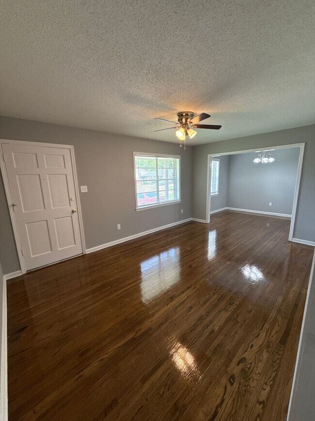 Foto del edificio - 1043 Vinewood Ln