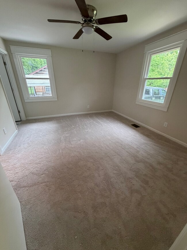 Photo - 1023 Deerfoot Dr House
