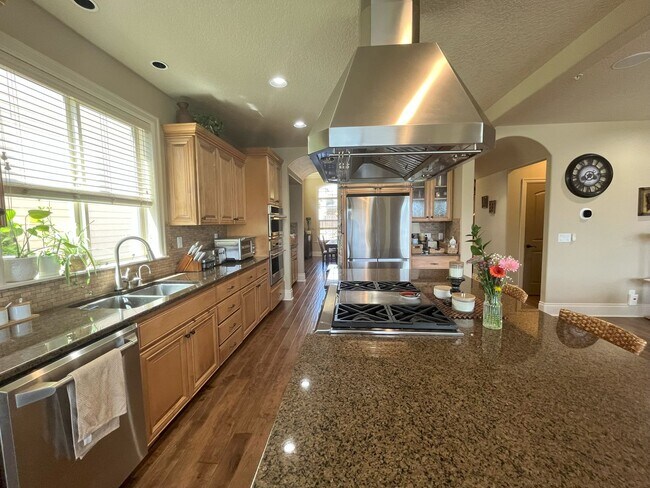 Foto del edificio - Stunning 4,593 SqFt Retreat with Dual Fire...