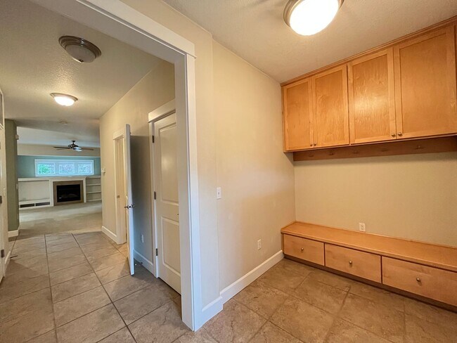 Building Photo - Private 3 Bed + 2.5 Bath townhome close to...