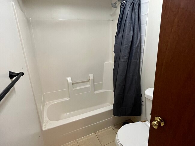 Building Photo - 415 Meadow Dr