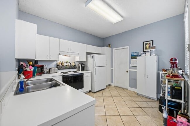 Building Photo - 2185 Salerno Cir