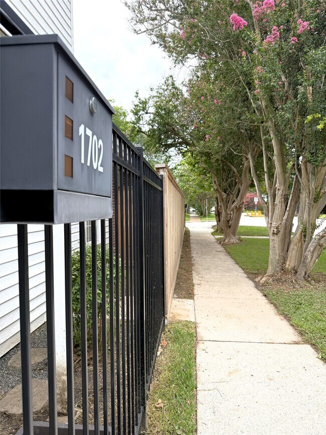 Foto del edificio - 1702 Studewood St