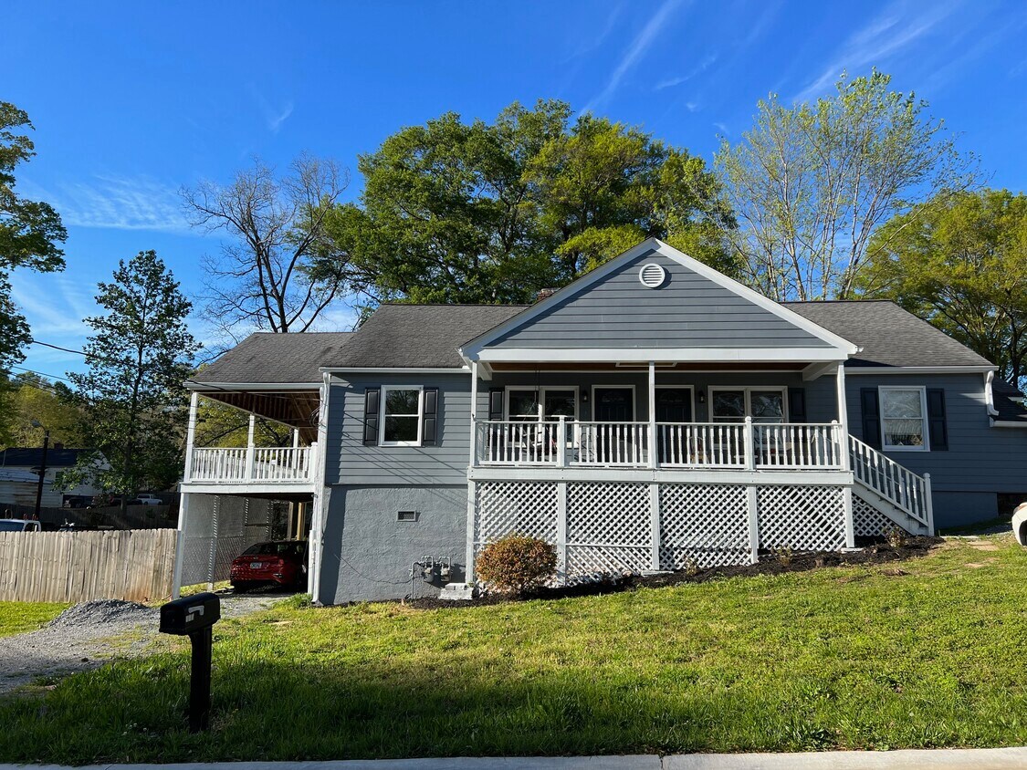 Primary Photo - 377 Phillips Dr SE