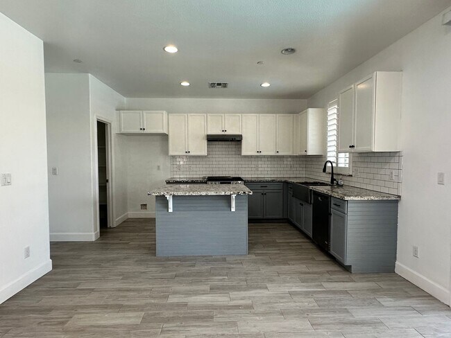 Foto del edificio - NW Visalia Home Coming Soon!