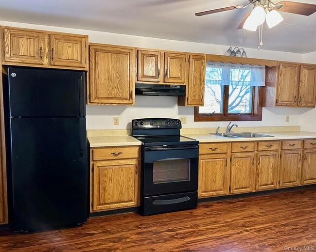 Foto del edificio - 273 Round Hill Rd