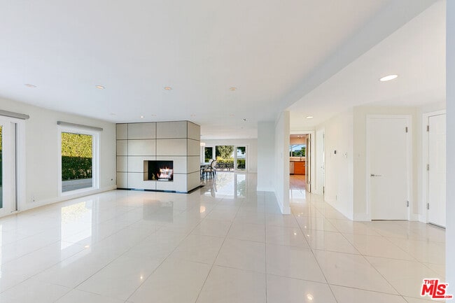 Foto del edificio - 826 N Tigertail Rd