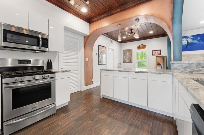 Building Photo - 626 N Palmway