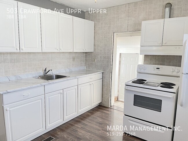 Photo du bâtiment - SPACIOUS 3 BED/1 BATH 2-STOREY UPPER WEST WINDSOR + HYDRO