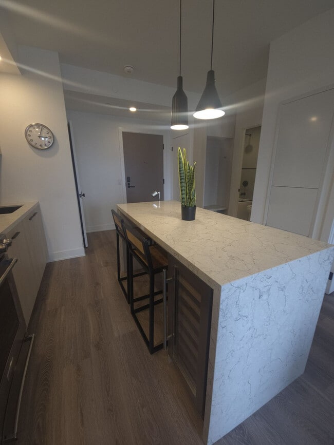 Building Photo - 160 Mutual St