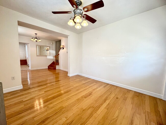 Foto del edificio - 2 Bedroom 1.5 Bathroom with bonus room in ...