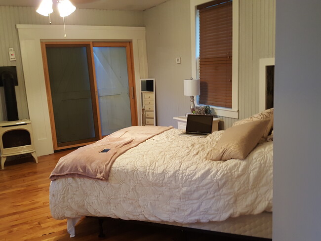 "Carriage House" Bedroom #1 - 2 New London Rd