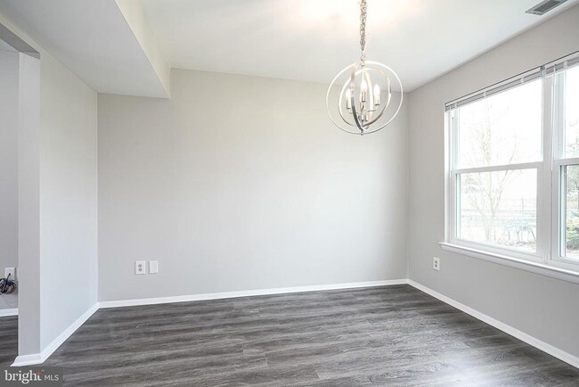 Building Photo - 38 St Moritz Dr