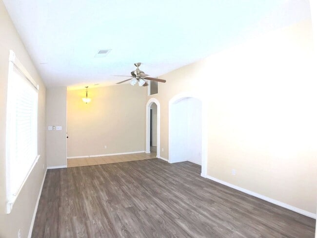 Building Photo - Spacious 3BR/2BA Home in Ventana Ranch wit...
