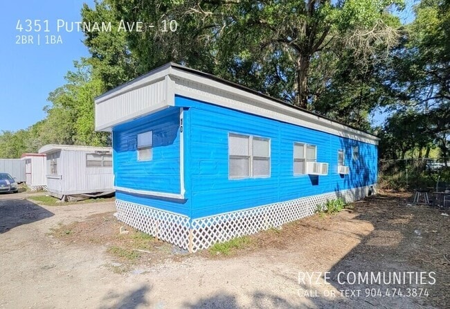 Foto del edificio - 4351 Putnam Ave