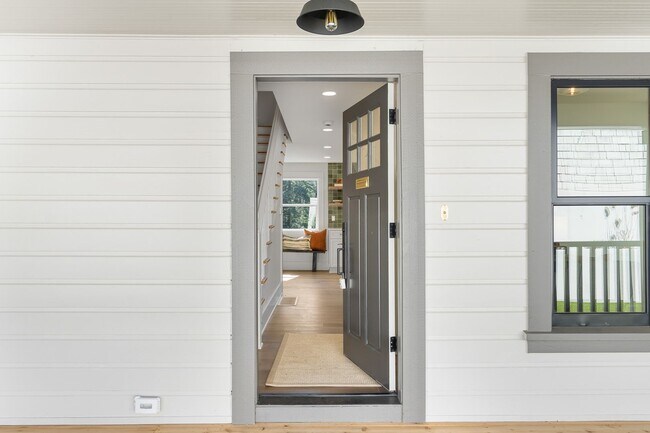 Foto del edificio - Freshly Remodeled Stunner Perched on the H...