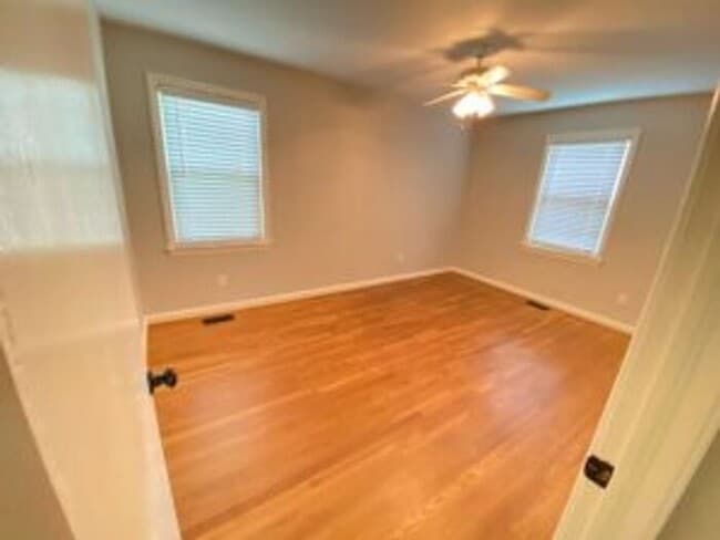 Building Photo - Student Housing in South Rosewood!